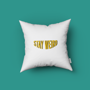 Cojín blanco con texto Stay Weird